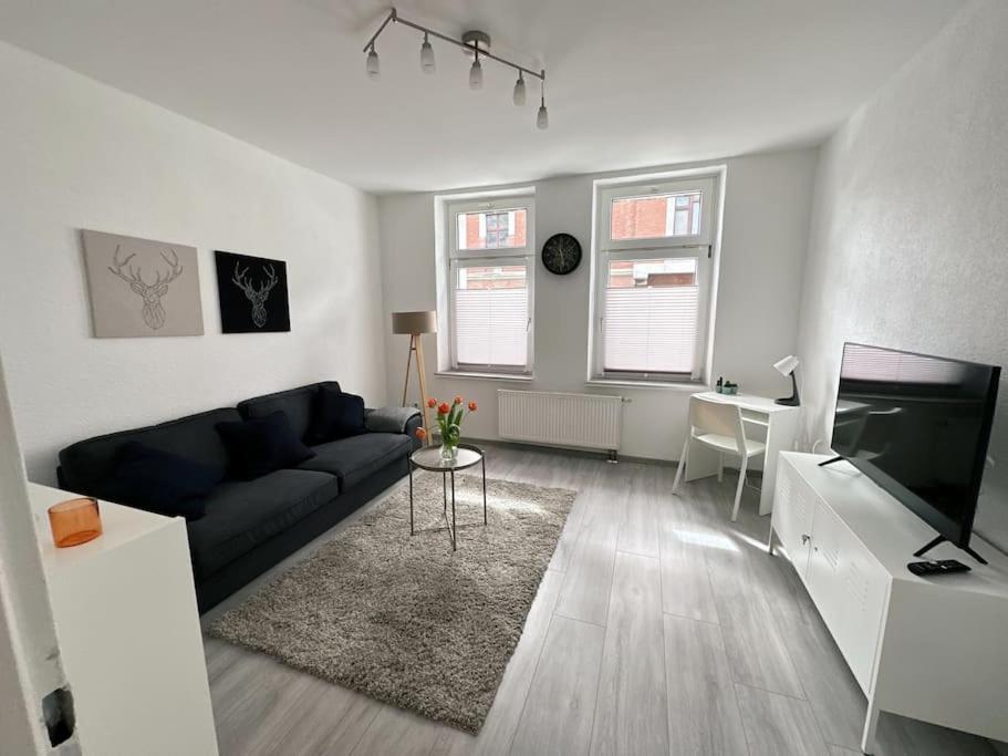 Moeblierte Erdgeschoss-wohnung Mit Parkplatz In Bester Lage Des Stadtzentrums Herne, Wlan, Netflix- Super Autobahn-und Oepnv-anbindung Herne