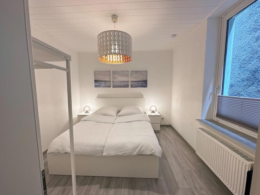 Moeblierte Erdgeschoss-wohnung Mit Parkplatz In Bester Lage Des Stadtzentrums Herne, Wlan, Netflix- Super Autobahn-und Oepnv-anbindung *