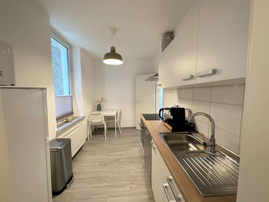 Moeblierte Erdgeschoss-wohnung Mit Parkplatz In Bester Lage Des Stadtzentrums Herne, Wlan, Netflix- Super Autobahn-und Oepnv-anbindung Apartment